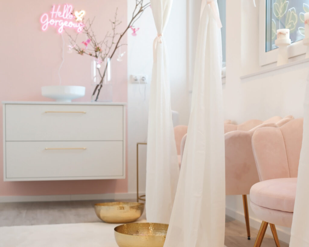 Raum mit pinken Möbeln für ein Fußbad