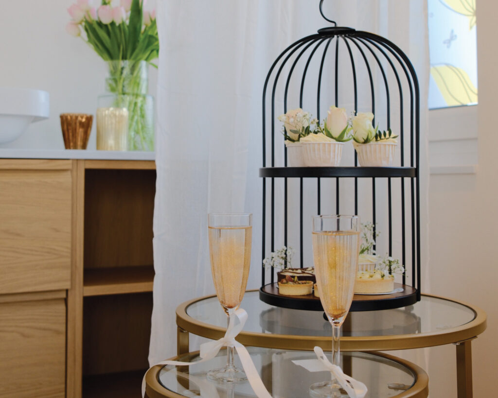 Heller Raum mit Dekorationen und zwei Sektgläsern