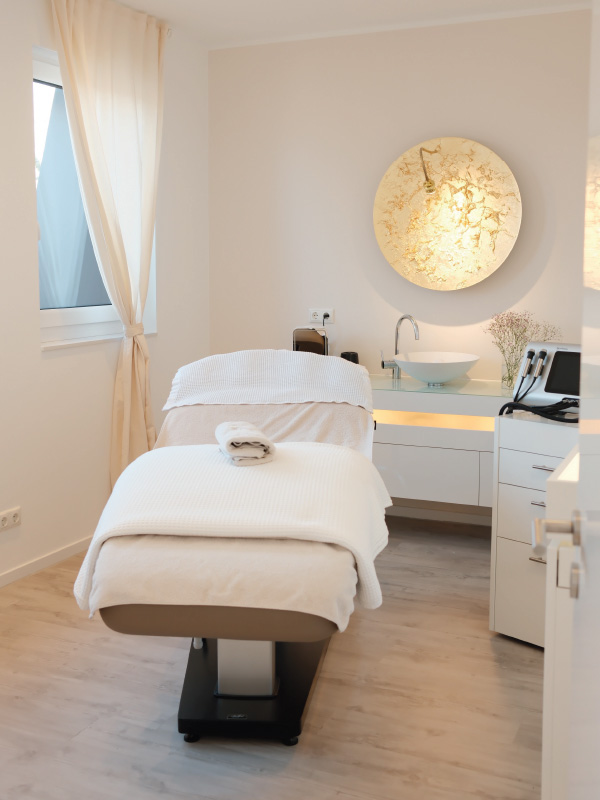 Helles Behandlungszimmer in ruhigen Farbtönen